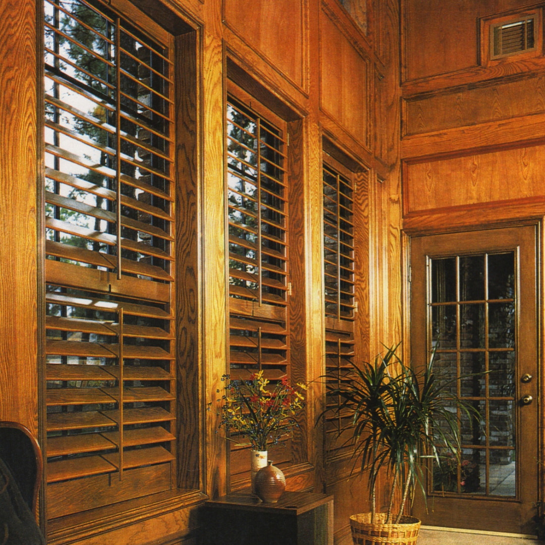 Жалюзи ставни на окна внутри дома